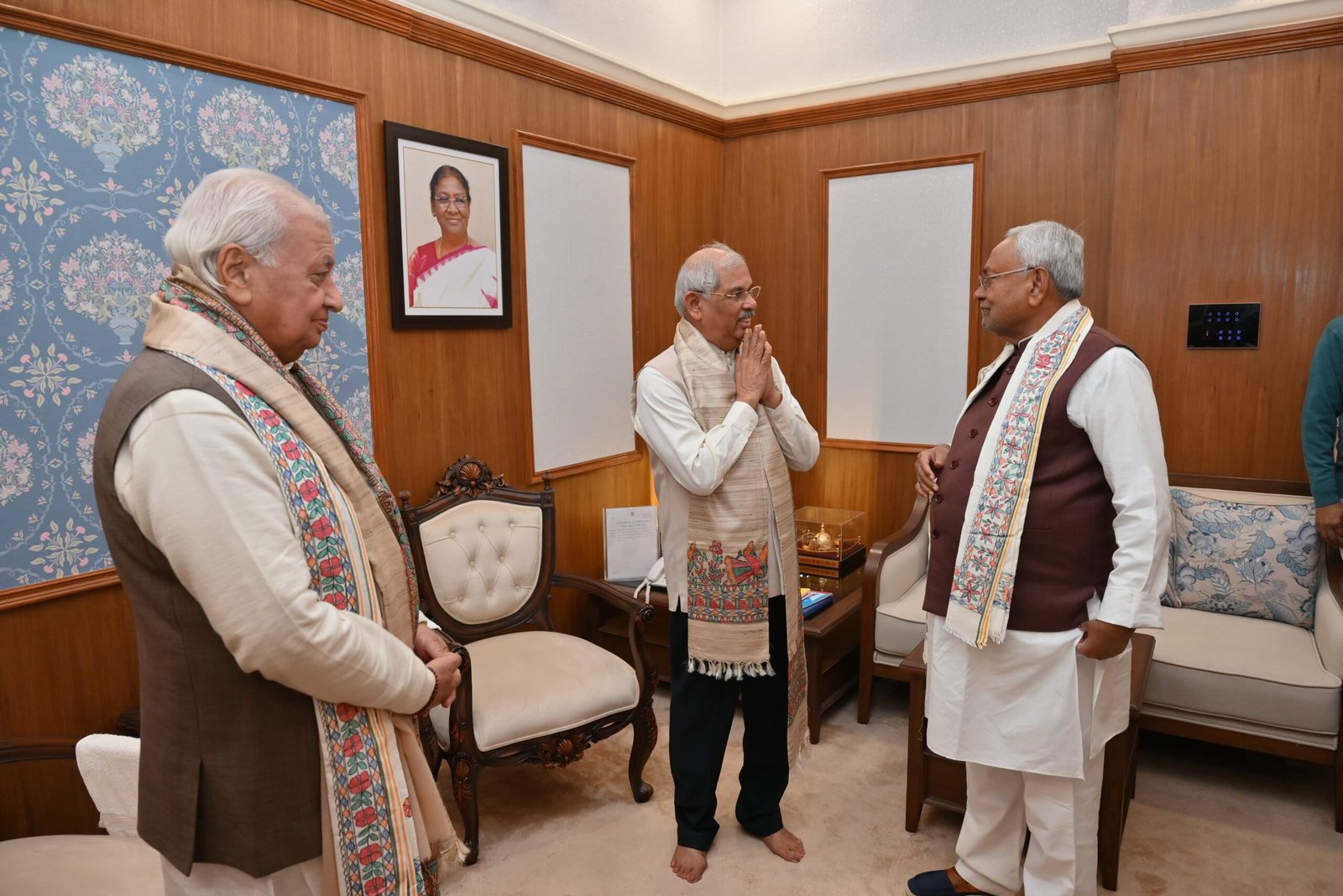 मुख्यमंत्री ने बिहार के निवर्तमान राज्यपाल राजेन्द्र विश्वनाथ आर्लेकर एवं नवनियुक्त राज्यपाल आरिफ मोहम्मद खान से राजभवन में की शिष्टाचार मुलाकात…