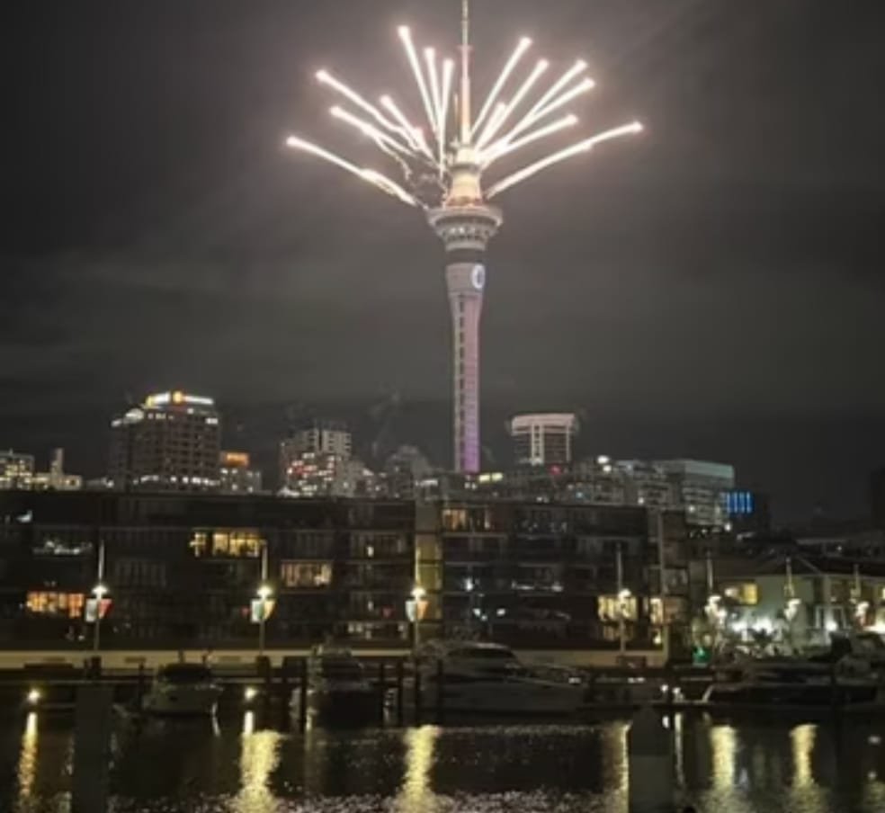 दुनिया में नया साल सबसे पहले न्यूजीलैंड में, जश्न शुरू:आतिशबाजी के साथ स्वागत; भारत से पहले 41 देशों में आएगा नया साल…