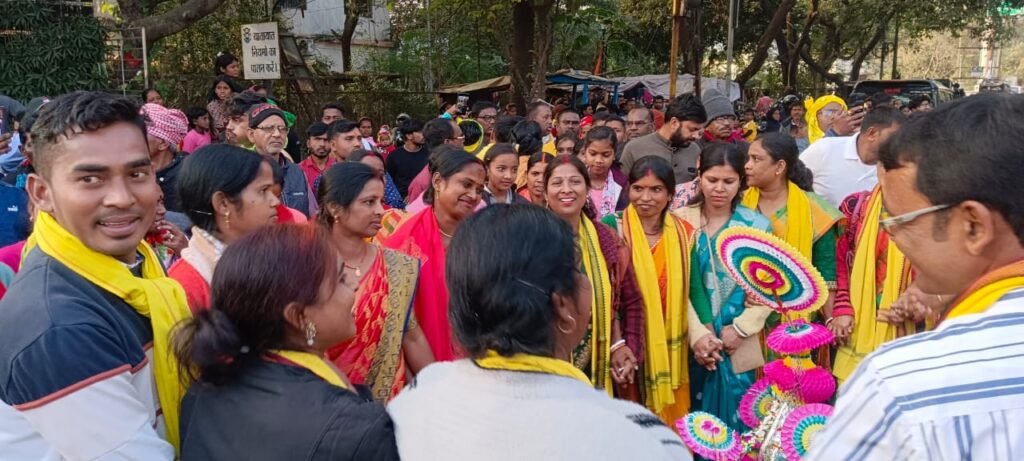 वृहत झारखंड कला संस्कृति मंच ने रणधीर वर्मा चौक पर डहरे टुसू कार्यक्रम का किया आयोजन…