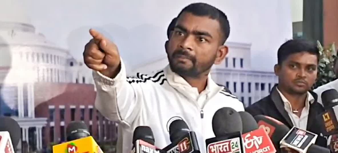 पत्रकार पर भड़क और अकड़ क्यों रहें हैं जयराम महतो….