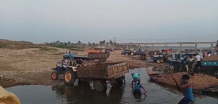 बालू घाटों में बालू माफियाओं का कब्जा।सरकार को करोड़ो का राजस्व की क्षति…