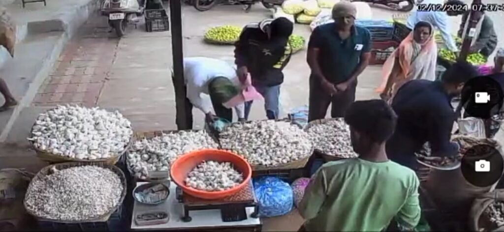 चंद्रपुर में सिर्फ 2 सेकेंड में मोबाइल चोरी…