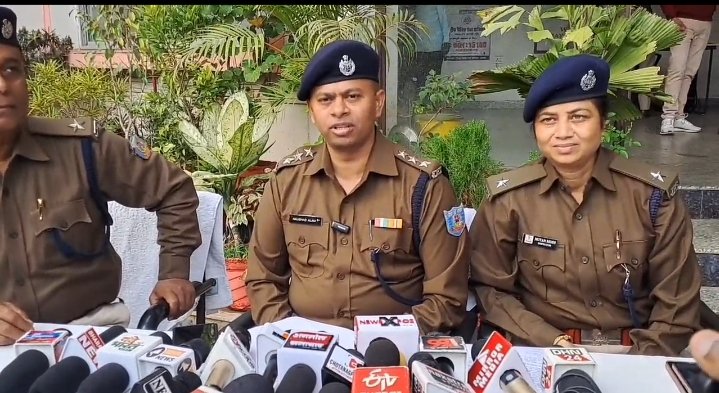 चोरीकांड मामले में SIT की टीम को मिली बड़ी सफलता,2 kg चांदी के साथ चार गिरफ्तार, गिरफ्तार अभियुक्तों में मुख्य चोर समेत ज्वेलरी शॉप के तीन दुकानदार शामिल…