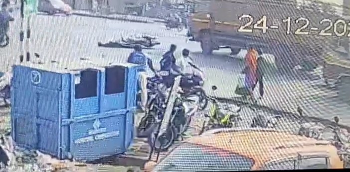 सिसिटीवी कैमरे मे कैद हुई हैरान कर देने वाली सड़क हादसे की यह खौफनाक मंजर…