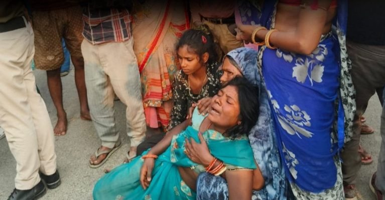 बिहार के खगड़िया में पिकअप ने कई लोगों को रौंदा, दो लड़कियों की मौत, आधा दर्जन हुए जख्मी….