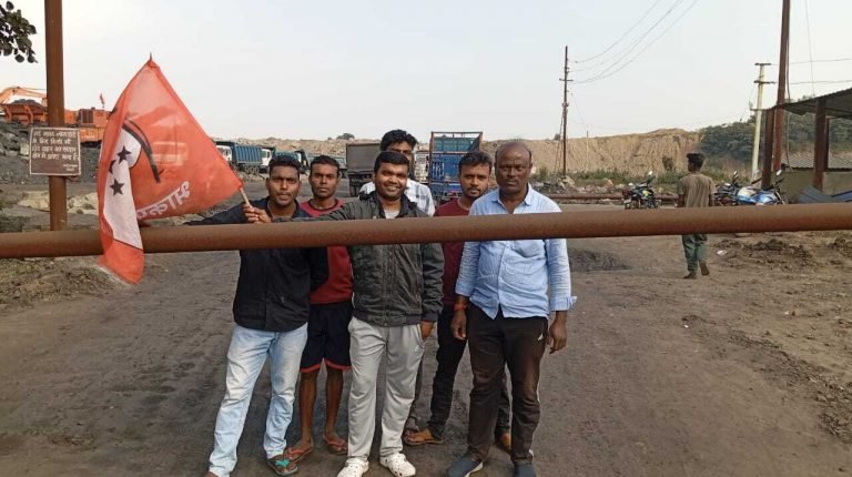 इसीएल खुशरी ओसीपी में रैयतों ने ट्रांसपोर्टिंग रोक दी है….