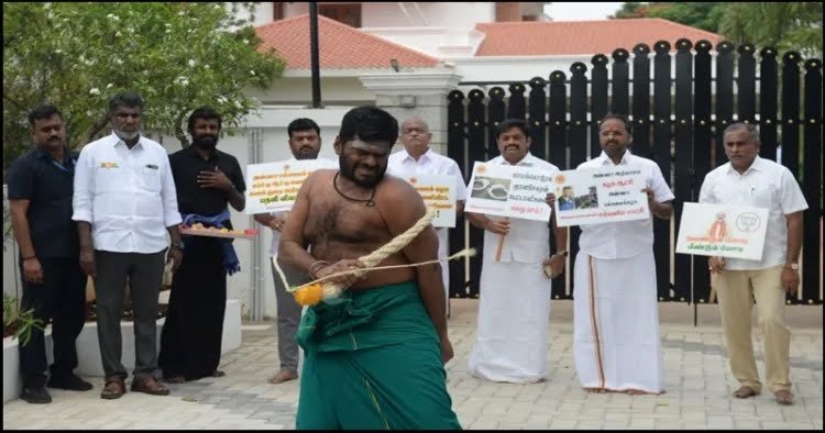 तमिलनाडु के अन्नामलाई ने डीएमके सरकार के खिलाफ विरोध स्वरूप खुद को मारे कोड़े….