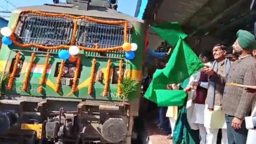 महाकुंभ के लिए रांची से स्पेशल ट्रेन, सांसद ने हरी झंडी दिखा कर किया रवाना…
