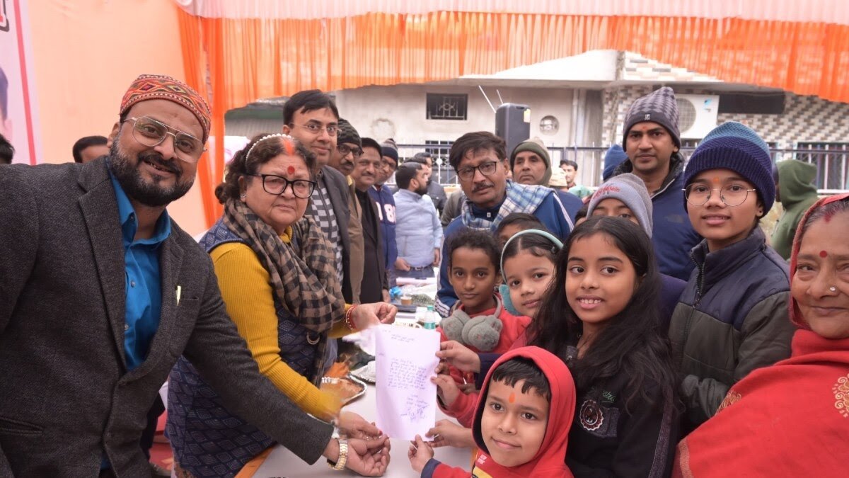 कानपुर मेयर की समाधान सभा में पहुंचे बच्चे, शिकायती पत्र देकर करने लगे ये मांग, महापौर भी हैरान…