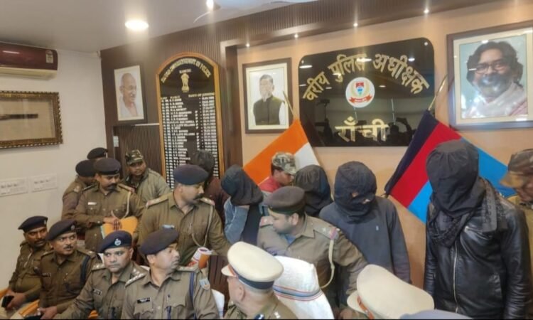 प्यार में रांची टू कर्नाटक : पुलिस के गिरफ्त में नहीं आ सके इसलिए मोबाइल तोड़ा..अब 5 आरोपी जेल की सलाखों में…