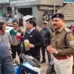 गांधीगिरी से दिया सड़क सुरक्षा का संदेश गुलाब का फूल देकर और माला पहनाकर हेलमेट पहनने और सीट बेल्ट लगाने की दी नसीहत…