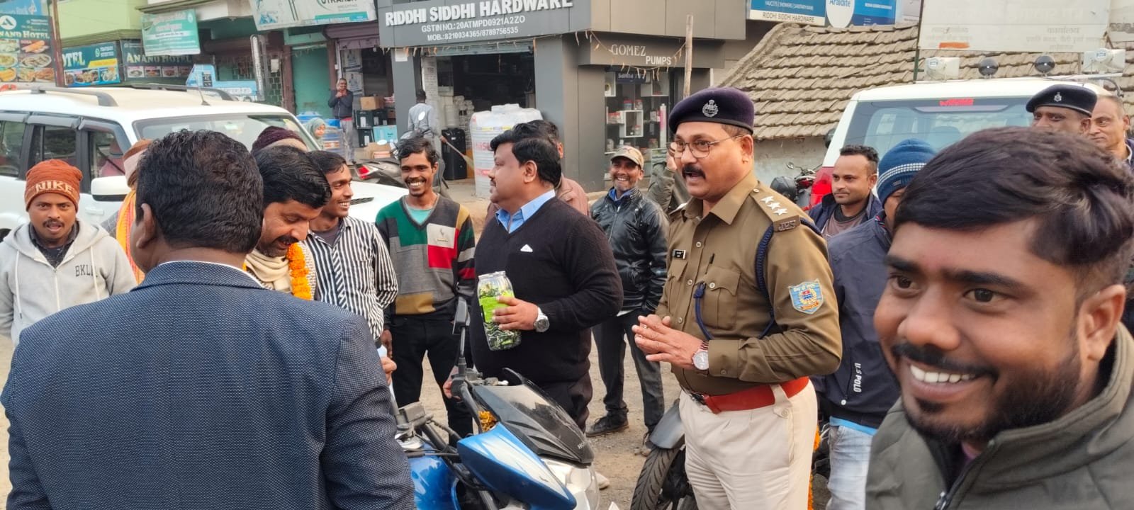 गांधीगिरी से दिया सड़क सुरक्षा का संदेश गुलाब का फूल देकर और माला पहनाकर हेलमेट पहनने और सीट बेल्ट लगाने की दी नसीहत…