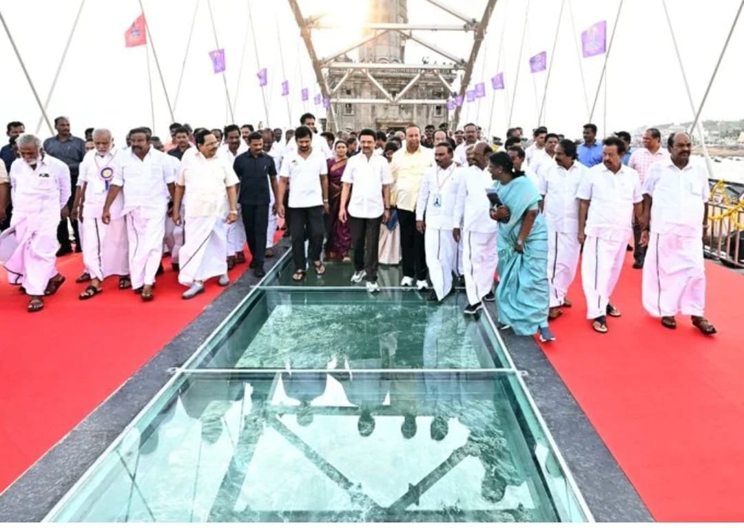 समुद्र पर बने देश के पहले कांच के पुल पर आवाजाही शुरू…