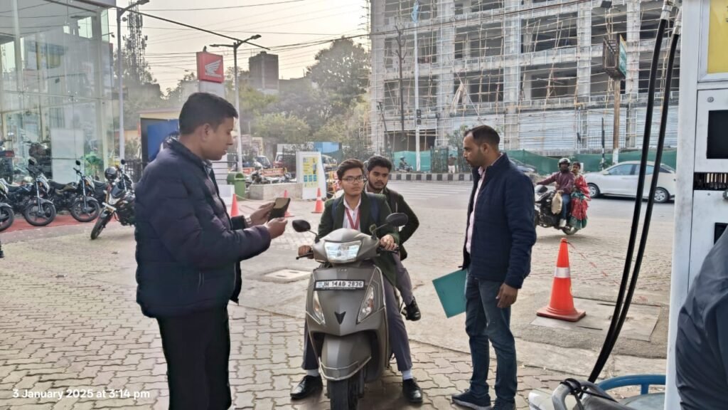 पेट्रोल पंपों पर चलाया “नो हेलमेट नो पेट्रोल” अभियान…