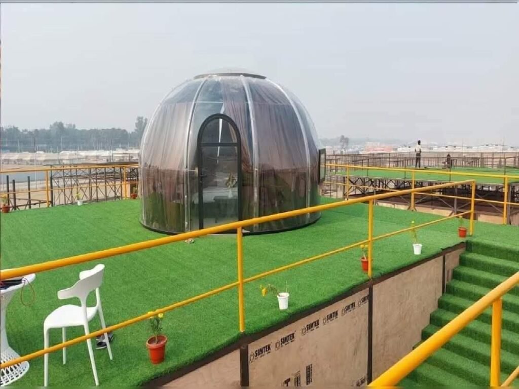 13 जनवरी से शुरू होने वाले महाकुंभ में श्रद्धालुओं और पर्यटकों के लिए पहली बार डोम सिटी बसाई जा रही..डोम सिटी न सिर्फ भारत में अनोखी है, बल्कि फाइव स्टार होटलों को भी पीछे छोड़ने की तैयारी में है…