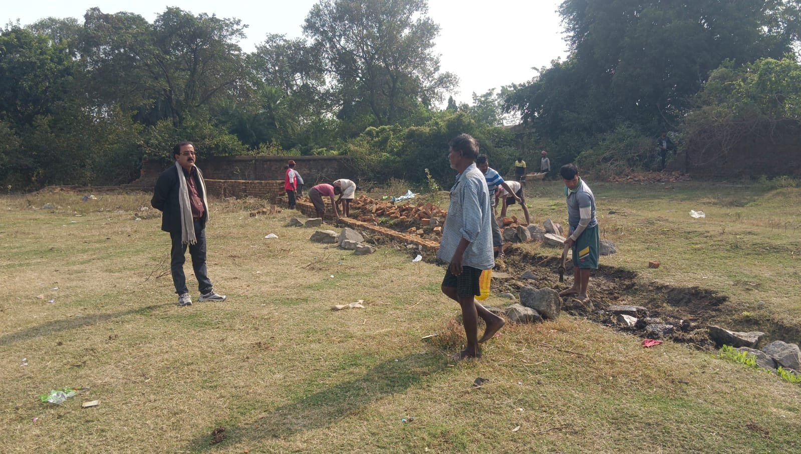 पुलिस की कड़ी निगरानी के बिच विवादित जमीन पर हुई बॉउंड्रीवाल…