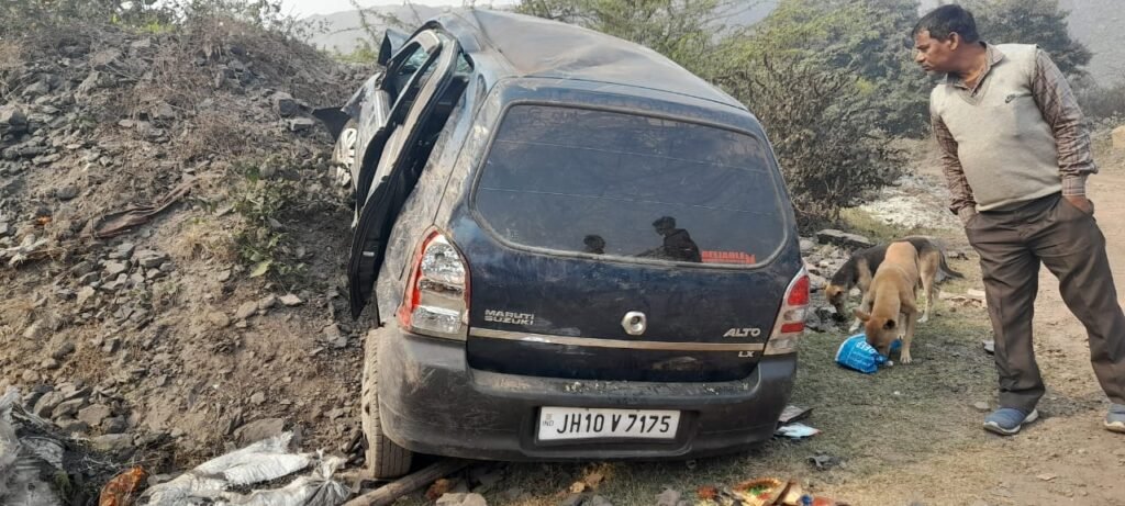तेज रफ्तार ऑल्टो कार अनियंत्रित होकर 20 फीट खाई में जा गिरा, एक महिला की हुई मौत जबकि 8 लोग हुए गंभीर रूप घायल….