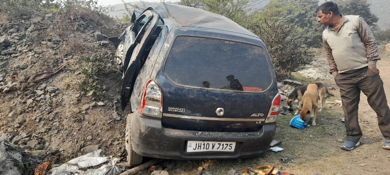 तेज रफ्तार ऑल्टो कार अनियंत्रित होकर 20 फीट खाई में जा गिरा, एक महिला की हुई मौत जबकि 8 लोग हुए गंभीर रूप घायल….