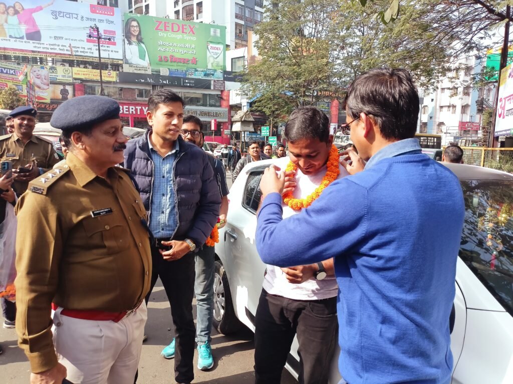 सिटी सेंटर चौक पर सड़क सुरक्षा को लेकर रोज ऐट रोड कार्यक्रम चलाया गया…