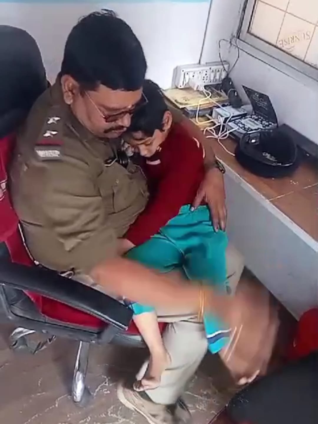 बंगाल पुलिस का मानवीय चेहरा लावारिस अवस्था मे घूम रहे मासूम बच्चे को उसके परिजनों को शौंपा…