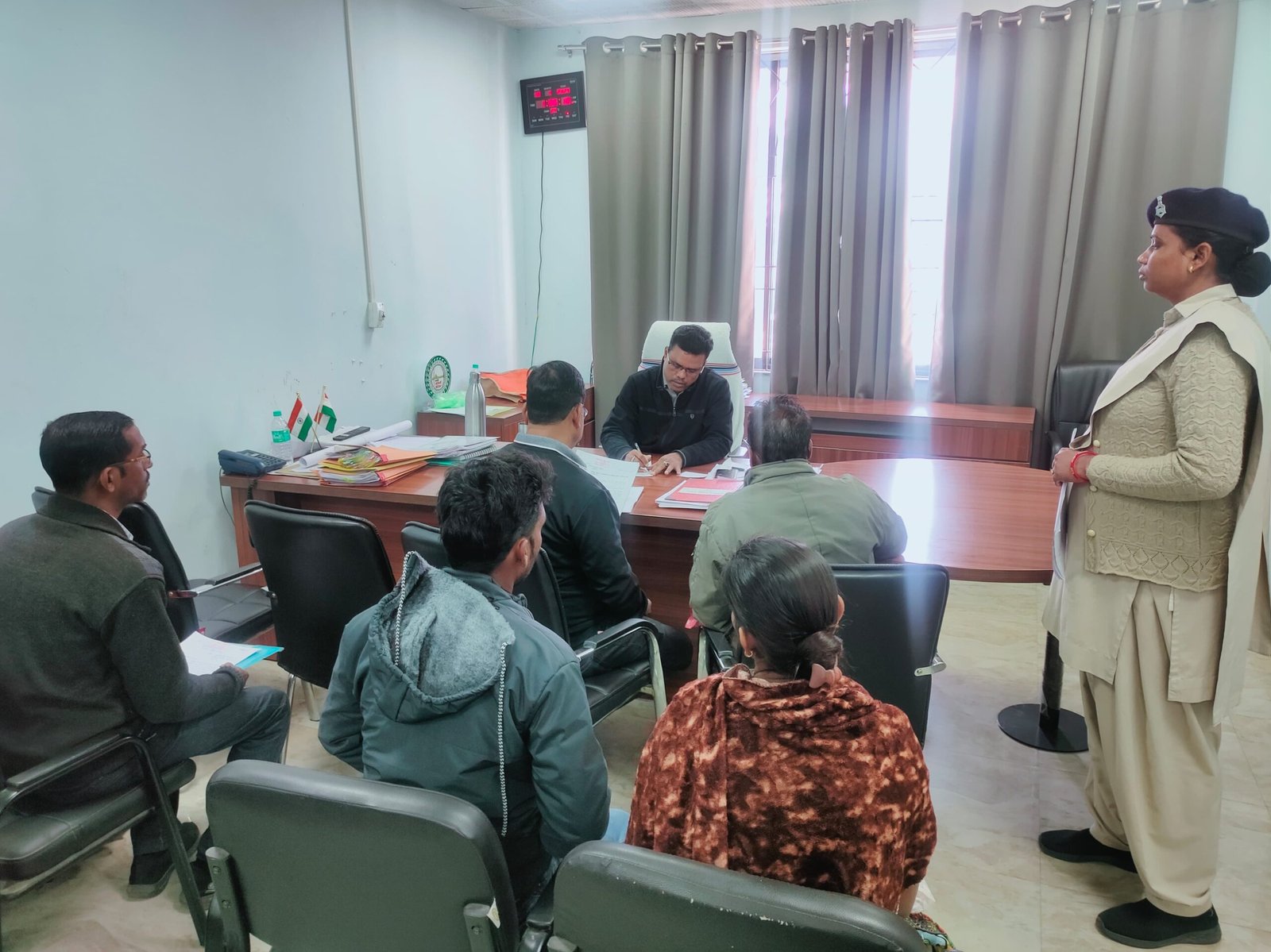 अपर समाहर्ता ने सुनी जनता की समस्याएं..निष्पादन हेतु दिए संबंधित पदाधिकारी को निर्देश…