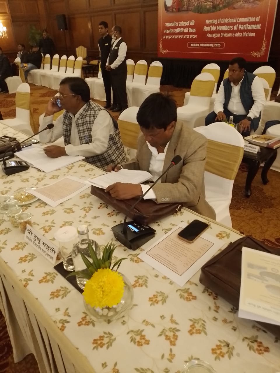 दक्षिण पूर्वी रेलवे की संसदीय सलाहकार समिति की बैठक कोलकत्ता के ताज होटल मे सम्पन्न हुई .