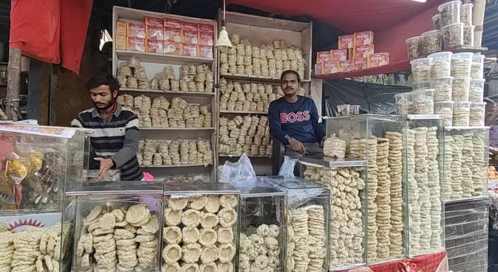 मकर संक्रांति को लेकर तिल और गुड़ की सौंधी महक से गुलजार हुआ कोयलांचल का बाजार…