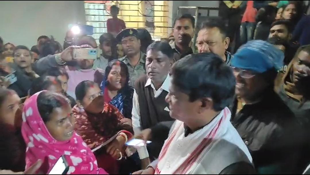 सांसद ढुलू महतो ने किया फ्रेट कॉरिडोर निर्माण हो रहे विस्थापितों से मुलाकात, कहां घबराने की जरूरत नहीं…