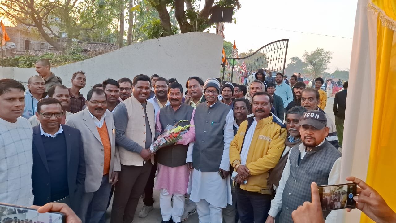 खिजरी विधायक के आवासीय परिसर में वनभोज सह मिलन समारोह आयोजित…