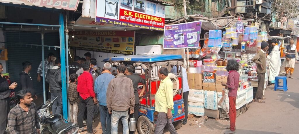 नवसिखिया चालक ने रोड़ मे सरपट टोटो दौड़ाते हुए बाइक को टक्कर मारते हुए बंद दुकान में जा घुसी…