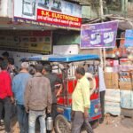 नवसिखिया चालक ने रोड़ मे सरपट टोटो दौड़ाते हुए बाइक को टक्कर मारते हुए बंद दुकान में जा घुसी…