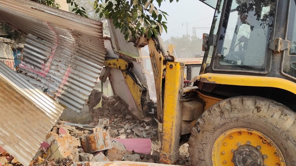 रेलवे द्वारा हटाया गया अतिक्रमण , विस्थापित हुए लोगों के बीच दिखा आक्रोश,विधायक अरूप पहुंचे मौके पर पुनर्वास का दिया आश्वाशन…