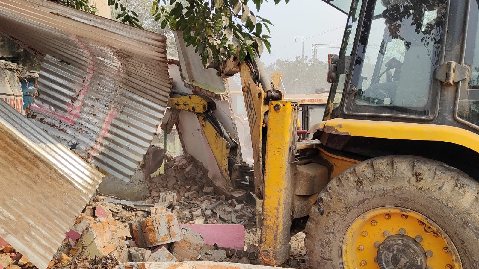 रेलवे द्वारा हटाया गया अतिक्रमण , विस्थापित हुए लोगों के बीच दिखा आक्रोश,विधायक अरूप पहुंचे मौके पर पुनर्वास का दिया आश्वाशन…