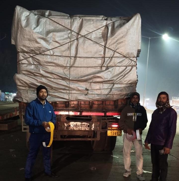 कमर्शियल वाहनों में लगाई रिफ्लेक्टिव टेप…