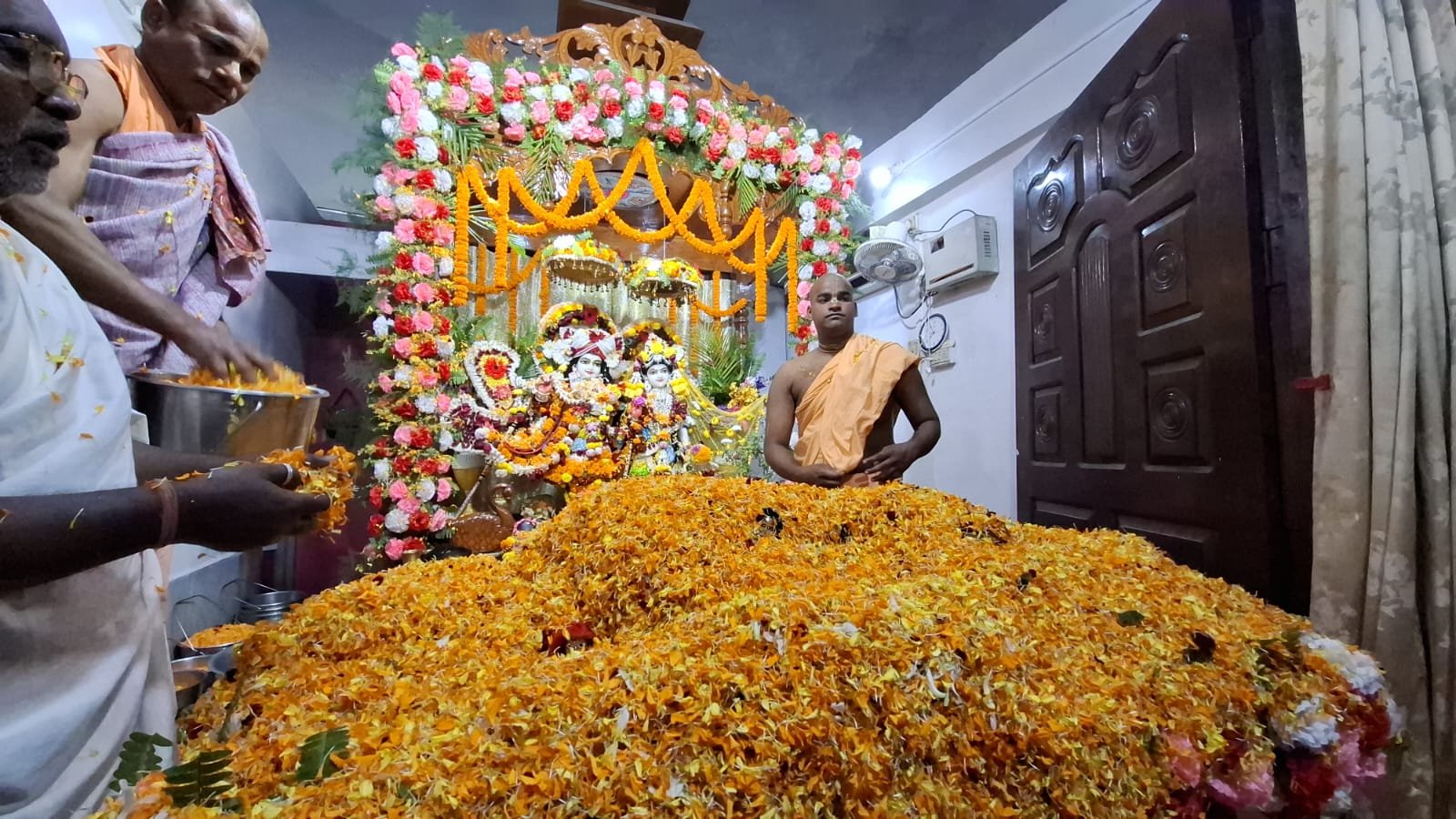 पाकुड़ इस्कान मंदिर में राधा-कृष्ण पुष्प अभिषेक उत्सव धूमधाम से मनाया गया…