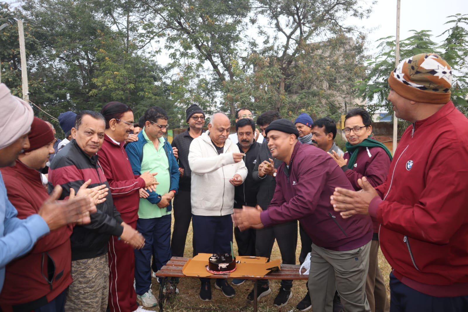 गोल्फ ग्राउंड में मॉर्निंग वॉकरो ने केक काट मनाया जन्मदिन,…मकर संक्रांति होने के कारण सबको खिलाया गया तिलकुट…