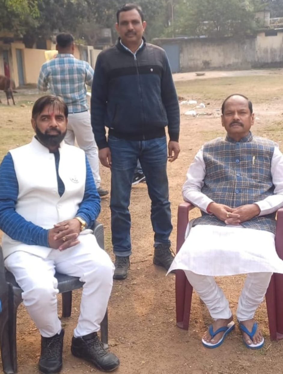 पूर्व मुख्यमंत्री रघुवर दास से मिले मनोज सिंह…