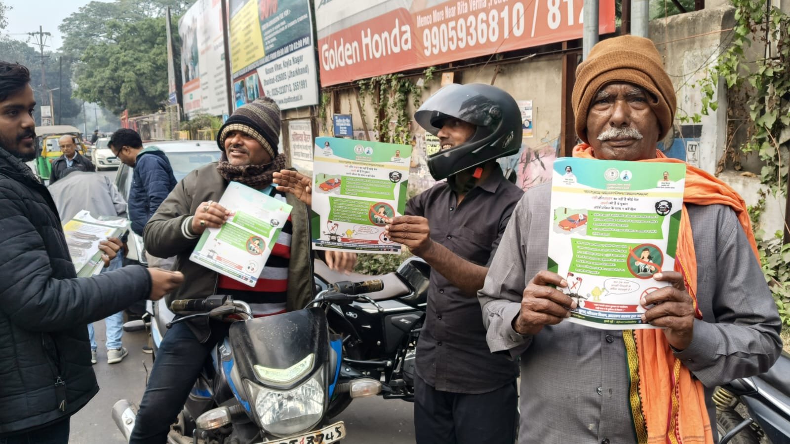 ट्राफिक नियमों के प्रति लोगों को किया जागरूक…