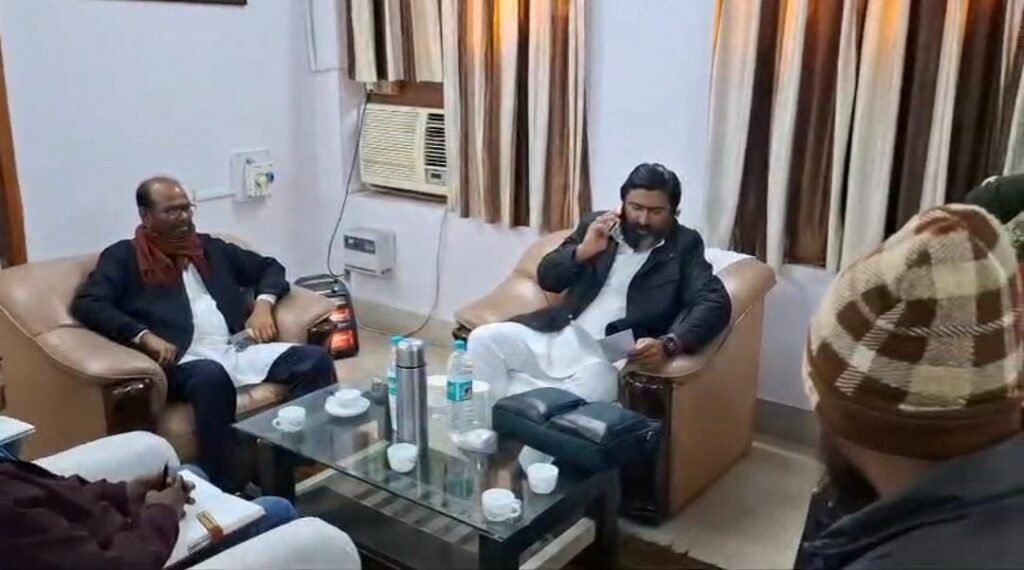 पाकुड़ परिसदन में राजमहल लोकसभा के जेएमएम सांसद विजय हांसदा ने जनसंवाद कार्यक्रम किया…