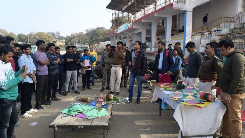 पतंग उड़ाकर दिया सड़क सुरक्षा का पालन करने का संदेश..SSLNT कॉलेज में चलाया जागरूकता कार्यक्रम…