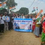 पूर्वी टुंडी प्रखंड कांग्रेस कमिटी के अध्यक्ष योगेश कुमार रजक के नेतृत्व में बाबासाहेब अंबेडकर सम्मान मार्च निकालकर बाबासाहेब का अपमान नही सहेगा हिंदुस्तान, बापू हम शर्मिंदा हैं तेरे कातिल जिंदा हैं नारा बुलंद किया…