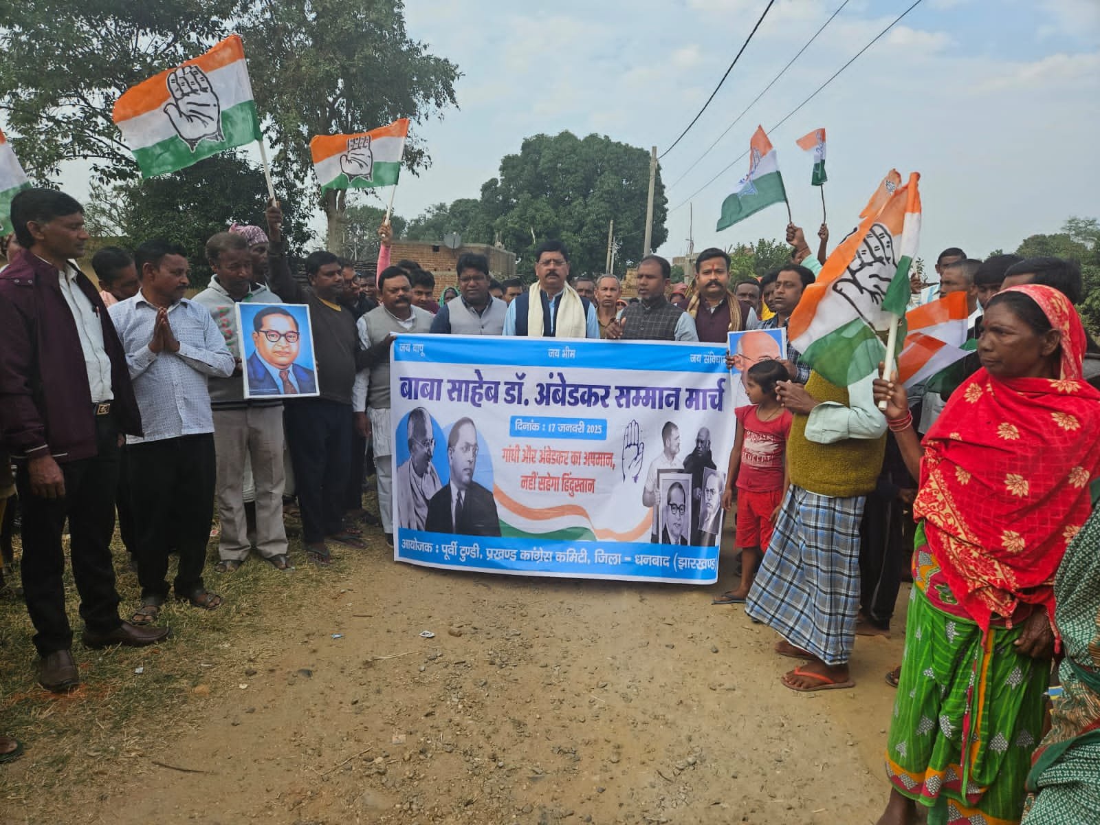 पूर्वी टुंडी प्रखंड कांग्रेस कमिटी के अध्यक्ष योगेश कुमार रजक के नेतृत्व में बाबासाहेब अंबेडकर सम्मान मार्च निकालकर बाबासाहेब का अपमान नही सहेगा हिंदुस्तान, बापू हम शर्मिंदा हैं तेरे कातिल जिंदा हैं नारा बुलंद किया…