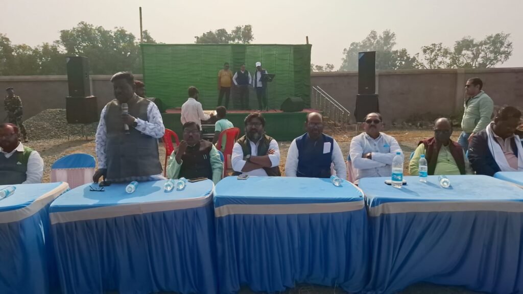 पाकुड़ के लड्डू बाबू आम बगीचा में JMM की ओर से कार्यकर्ता मिलन समारोह सह वनभोज का किया आयोजन…