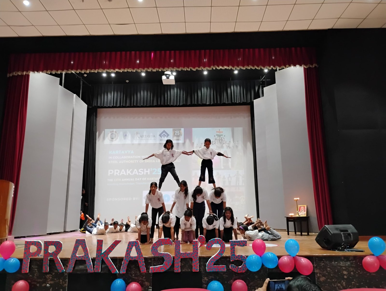 IIT (ISM) धनबाद के छात्रों ने वार्षिक उत्सव “प्रकाश” का किया आयोजन…