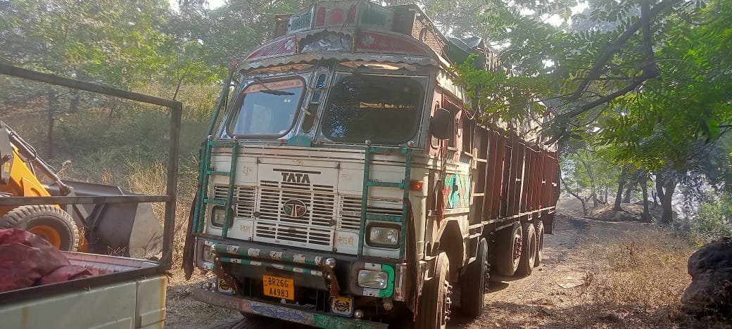 BCCL और CISF पर उठा सवाल..नाम बड़े और दर्शन छोटे…झरिया का नामचीन तस्कर मुकेश सिंह झरिया में प्रतिदिन करता है कई ट्रक अवैध कोयला की हेरा फेरी.. लोदना 12 नंबर बस्ती की छापेमारी में सिर्फ 01ट्रक ही जब्त क्यों.? कुख्यात कोल तस्कर कपूरी चौहान, रंजन सिंह और गणेश यादव पर लगाम कौन लगायेगा…?