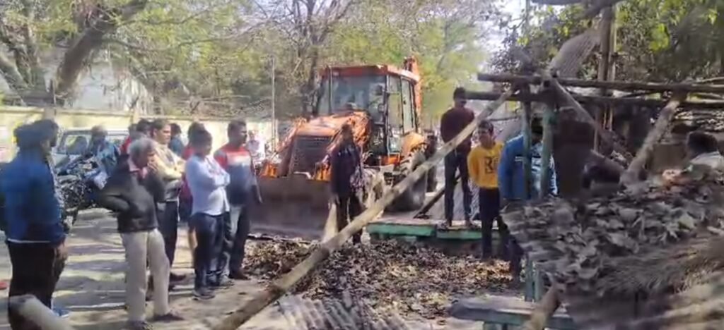 पॉलिटेक्निक में रोड से लेकर कार्मल स्कूल तक चला धनबाद नगर निगम का अतिक्रमण अभियान..अतिक्रमणमुक्त कराए गए सड़क किनारे की जगह…