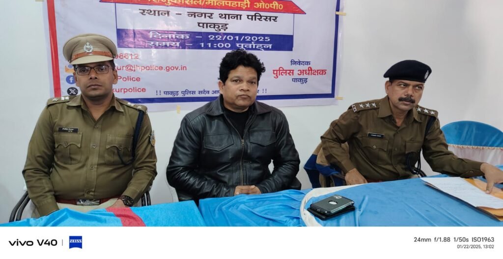 पाकुड़ जिले में चल रहे जन शिकायत समाधान कार्यक्रम को लेकर दुमका DIG अम्बर लकड़ा पहुँचे…