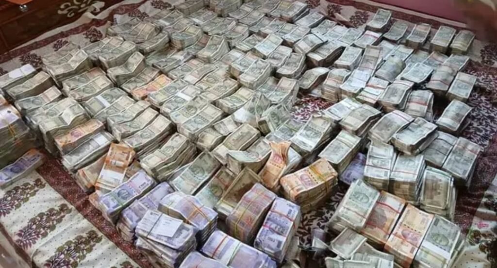 धनकुबेर DEO के दरभंगा ठिकाने पर भी रेड, सरकार की ड्यूटी छोड़ पत्नी चलाती है स्कूल, रजनीकांत सस्पेंड