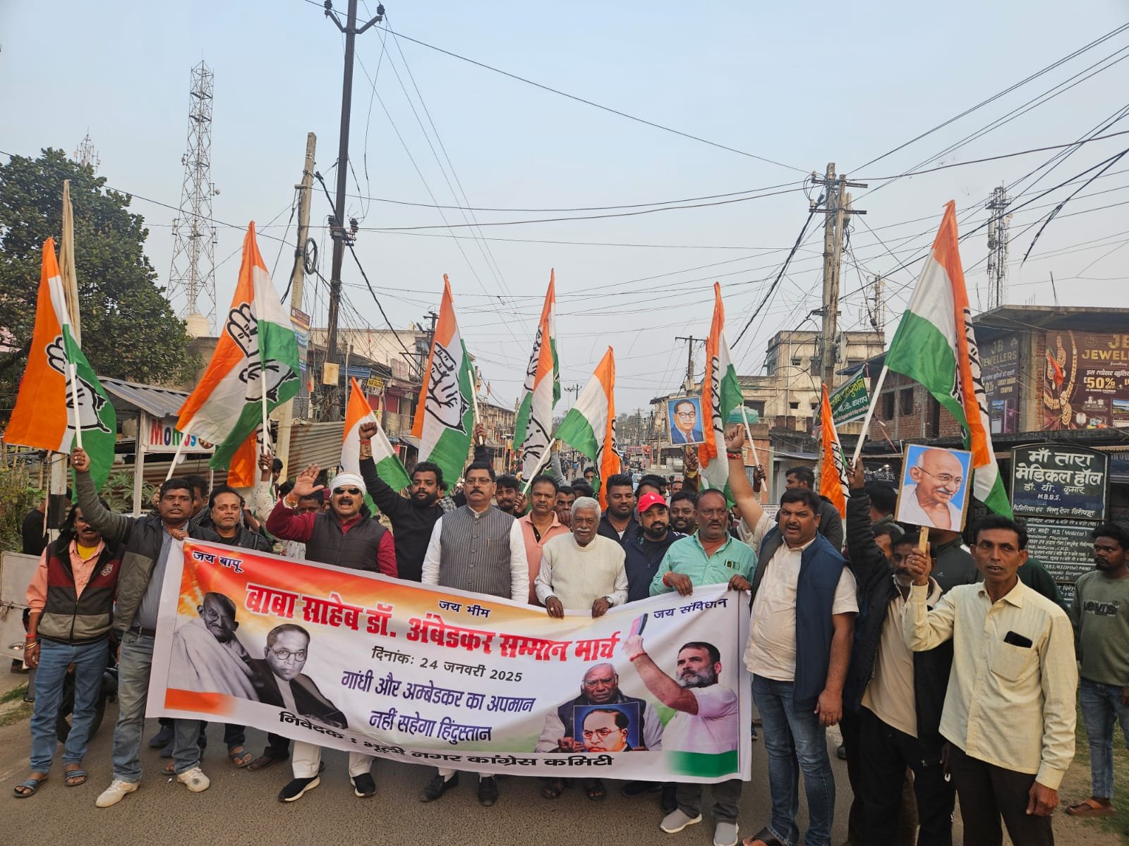 भूली बुधनी हटिया मैदान से बाबासाहेब अंबेडकर जी पर माल्यार्पण कर कांग्रेस उपाध्यक्ष दिनेश यादव के नेतृत्व में जय बापू ,जय भीम अभियान, जय संविधान, कार्यक्रम का 19 वां दिन रहा जारी…