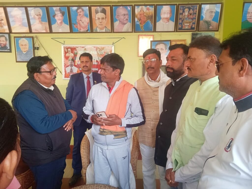 सिंदरी का एक प्रतिनिधि मंडल सिंदरी के आवास के लिज समस्या को लेकर सांसद ढुल्लू महतो से मुलाकात किया…